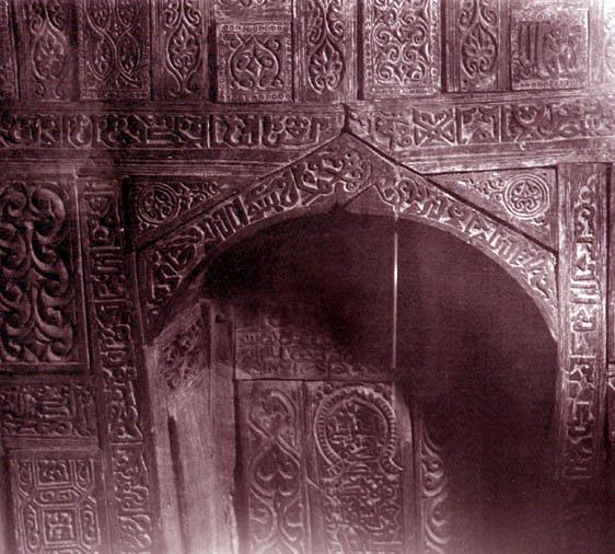 محراب مسجد جامع ابیانه که تاریخ ساخت آن به سال 477 هجری قمری بر می گردد و با خط کوفی سوره یس بر آن حک شده .