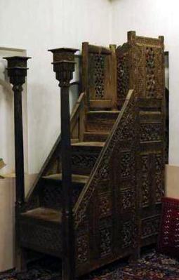 منبر چهار پله چوبی کنده کاری شده مسجد جامع ابیانه که مربوط به دوره سلجوقیان است و تاریخ ساخت آن 466 هجری قمری است. 