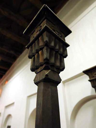 دسته منبر مسجد جامع ابیانه که به شکل سر ستون ساخته شده  و روی آن گل هشت پر لوتوس نظیر آنچه که بر روی سنگهای تخت جمشید از عصر هخامنشیان بر جای مانده دیده می شود