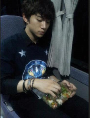 http://s3.picofile.com/file/7380025371/120512_Junho_from_Japan_mobile_staff_AsszhvSCIAM8oGk.jpg