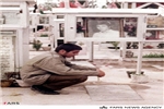 نادر بر سر مزار حمید