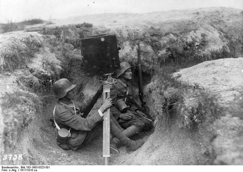 دو سرباز آلمانی در حال پرتاب خمپاره