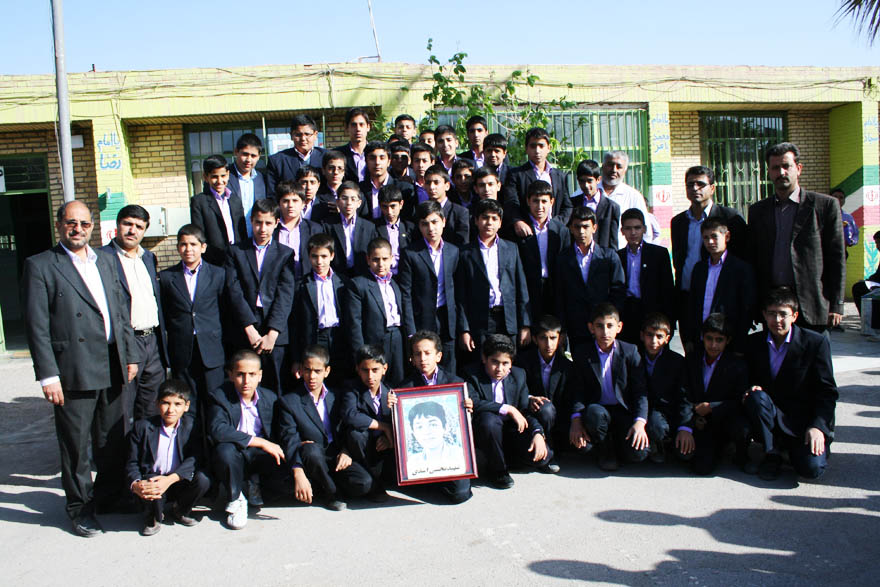 http://s3.picofile.com/file/7396798381/darsi.jpg