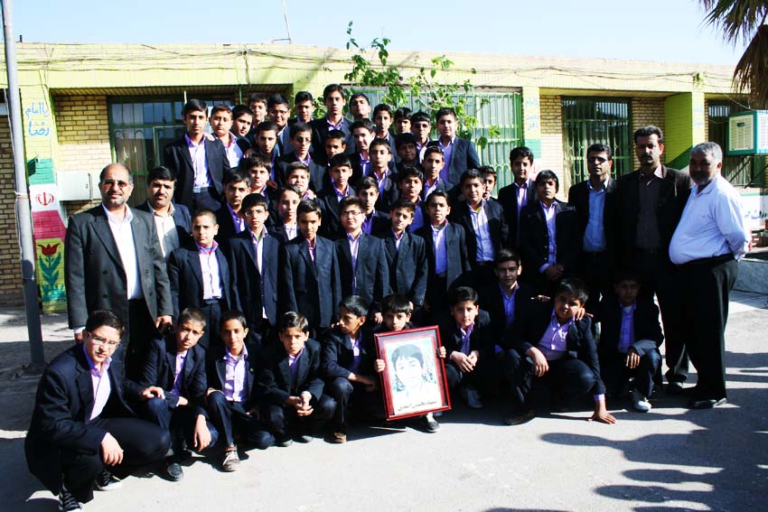 http://s3.picofile.com/file/7396798488/parvaresh.jpg