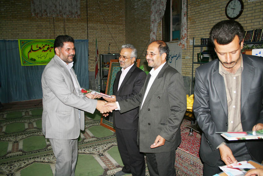 http://s3.picofile.com/file/7396805913/8.jpg