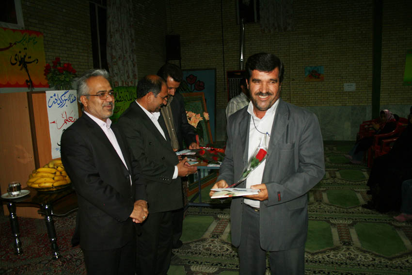http://s3.picofile.com/file/7396806127/9.jpg