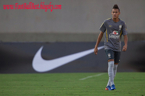 http://s3.picofile.com/file/7403750428/Neymar_Nike_Comercial_FootBallBest.jpg