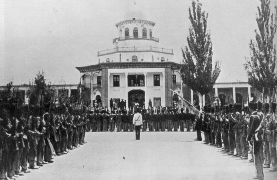 http://s3.picofile.com/file/7404639244/kolah_farangi.jpg