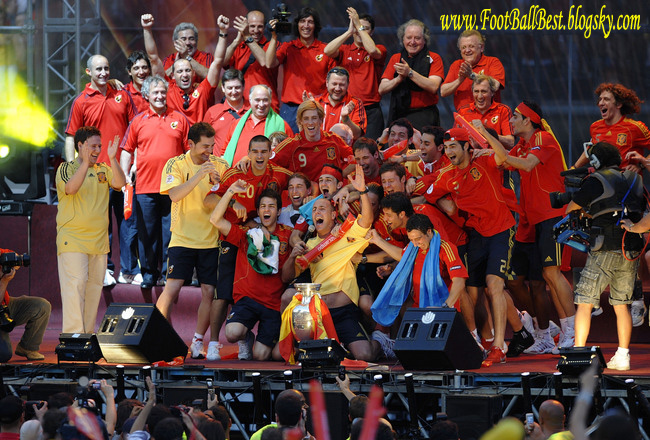 http://s3.picofile.com/file/7405614729/Spain_Trophy_Euro_2008_www_FootBallBest_blogsky_com.jpg
