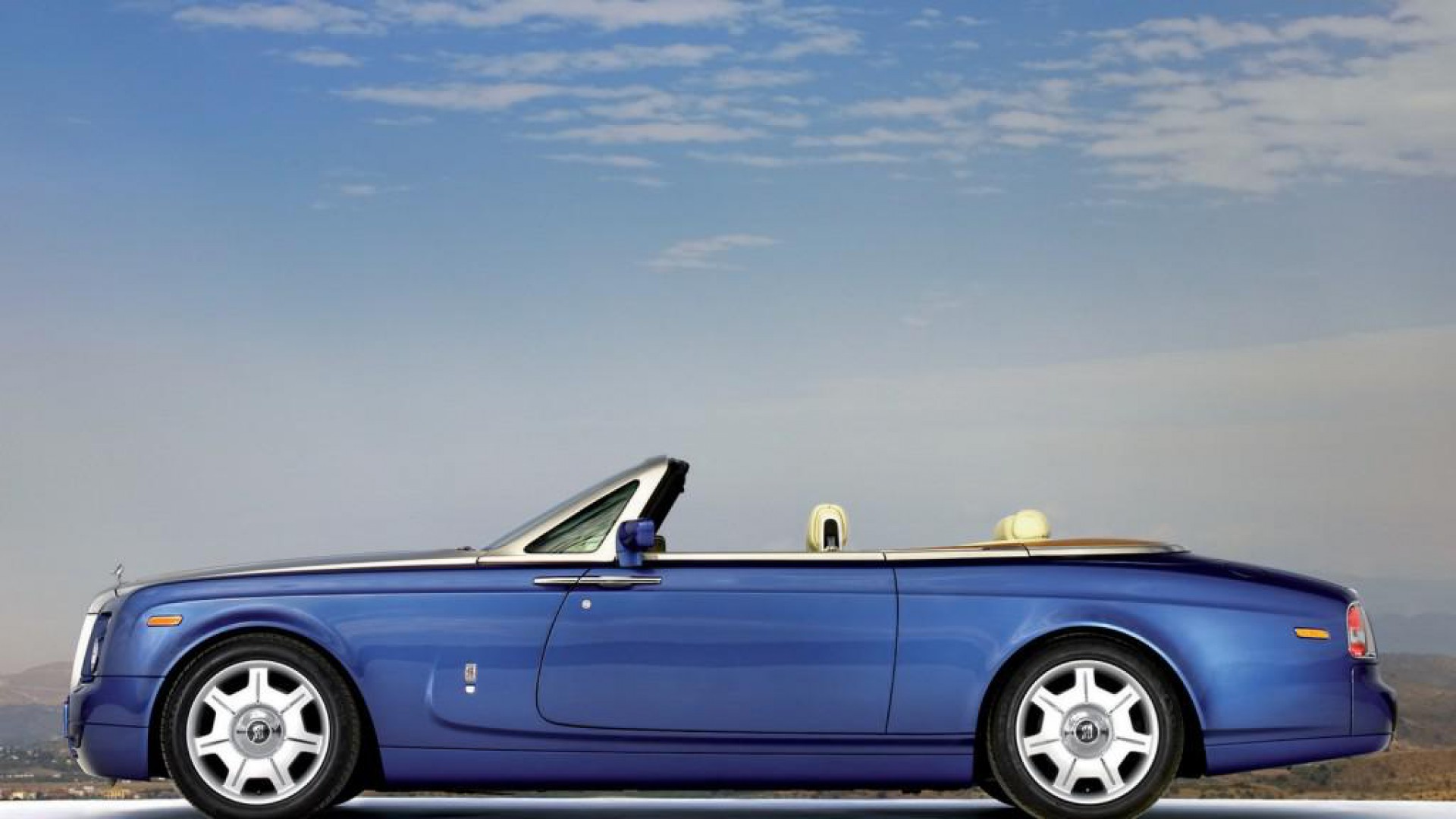 http://s3.picofile.com/file/7416428274/rolls_royce_phantom_drophead_coupe_wallpaper.jpg