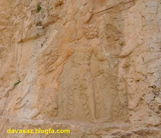 بهرام دوم در حال مبارزه با دو شیر نر