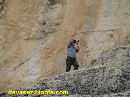 نادرالحکما دواساز در حال عکسبرداری از نقوش تاریخی سرمشهد