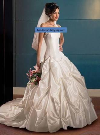 http://s3.picofile.com/file/7445635157/designer_bridal_gowns_2010112014.jpg