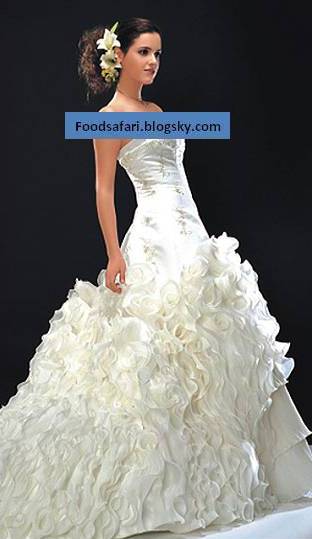 http://s3.picofile.com/file/7445635799/wedding_dresses21.jpg
