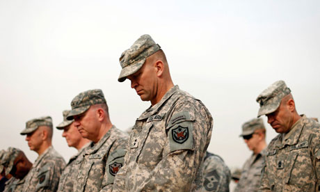 عکس از گاردین. نظامیان امریکایی در حال جمع کردن پرچم و بازگشت از عراق