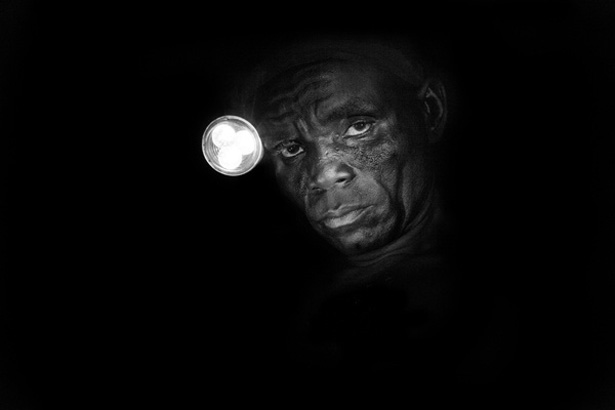 تصویر یک کارگر معدن طلا در غنا