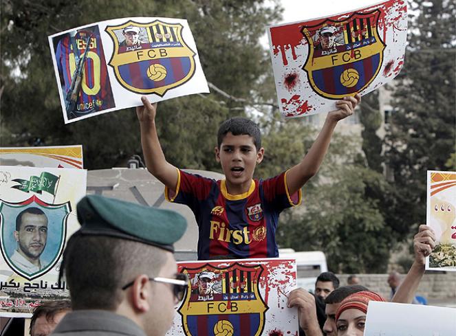 http://s3.picofile.com/file/7521461498/Protestas_palestinas_invitacion_Barca_Clasico.jpg