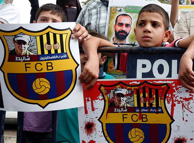 http://s3.picofile.com/file/7521462040/Protestas_palestinas_invitacion_Barca_Clasico21.jpg