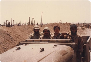 استاد غلام مروج،شفائیان،استاد حبیب و شهید مکاری مقدم در خط عملیاتی نهر جاسم شلمچه