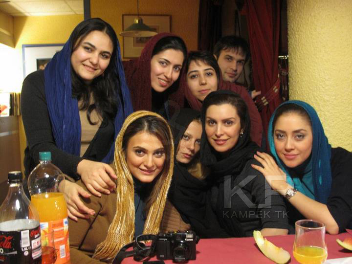 عکس شخصی بهاره کیان افشار در کنار سایر بازیگران کلاه پهلوی