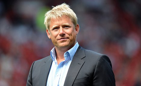 http://s3.picofile.com/file/7552081391/20110827174917_peter_schmeichel_from_the_goalkeeper_magazine_com_.jpg