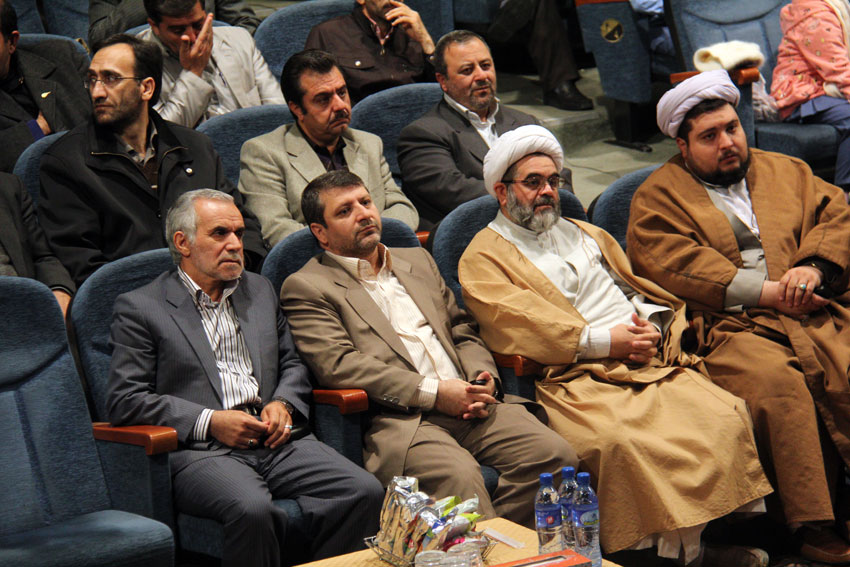 حجت الاسلام والمسلمين مالك اژ‍در شريفي  و موسي خليل الهي دادستان تبريز در همایش "وصله مهربانی" در تبريز