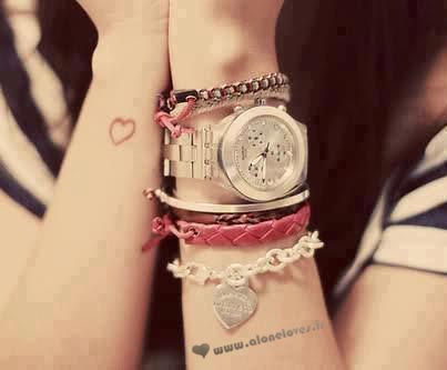 آنقــدر مــــرا سرد کـــرد ؛از خــــودش .. از عشـــق کــه حـــالا بــه جـــای دلبستن ،  یــــخ بستــه ام! آهــــای !!! روی احســاســم پــا نگذاریــد لیـــز می خوریــد…