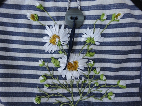 راه رها آبی با گلهای روبانی سفید