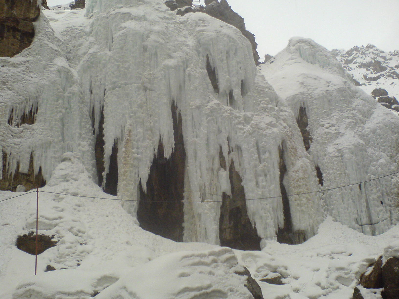 منظره عمومی آبشار یخی دره هملون