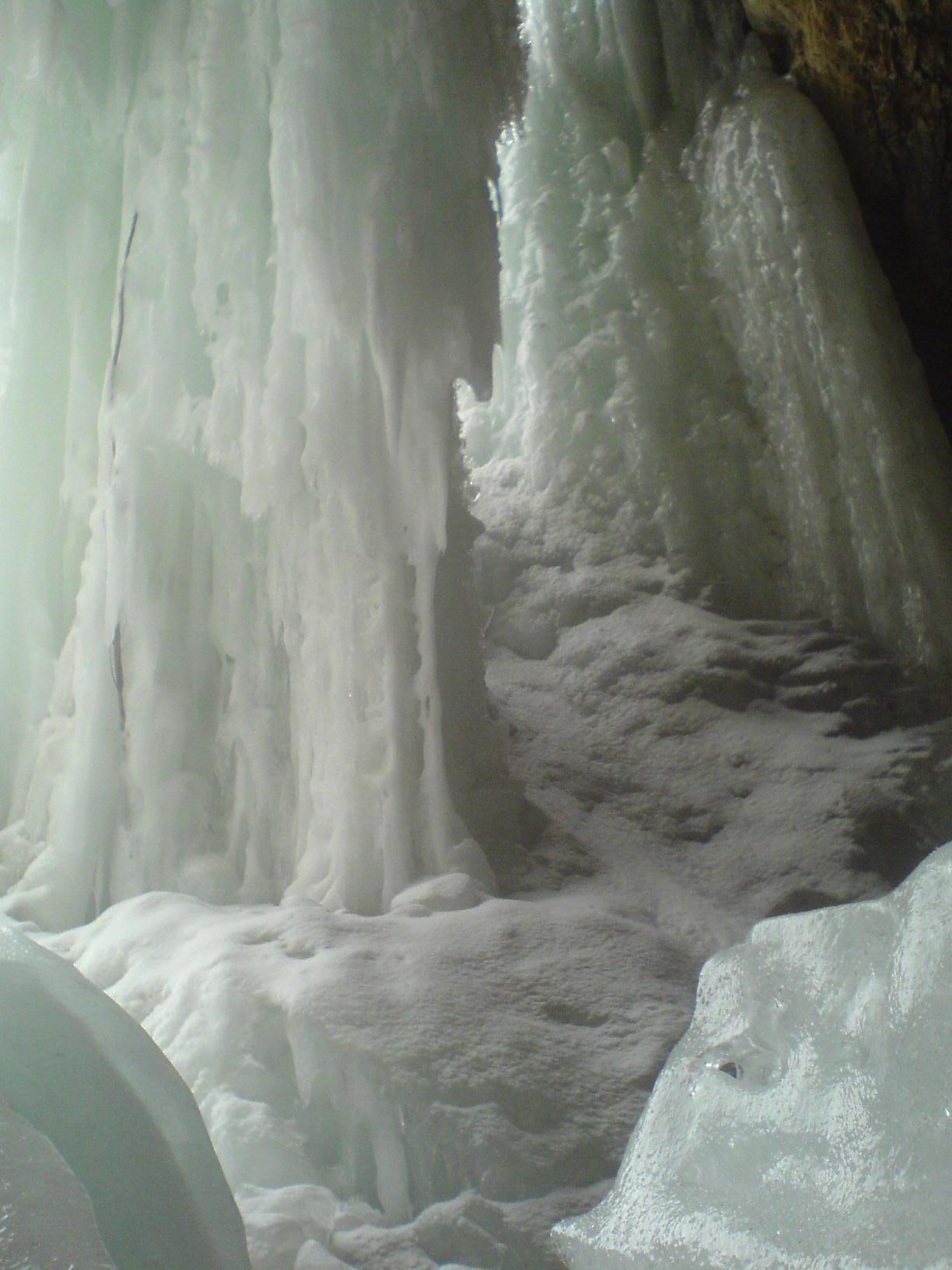 غارهای یخی دره هملون 