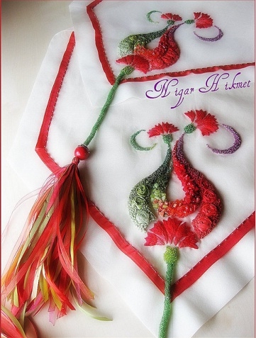 رومیزی با کارهای سبز و قرمز