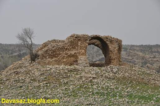 بقایای بنایی دیگر در دشت پشت پر