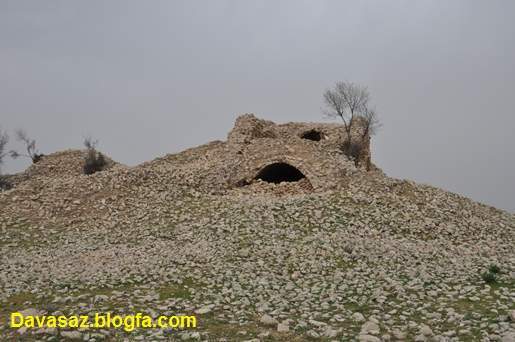 بقایای بنایی دیگر در دشت پشت پر