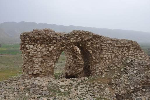 بقایای بنایی دیگر در دشت پشت پر