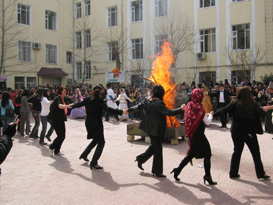 http://s3.picofile.com/file/7687062789/novruz_odu_oyunu.jpg