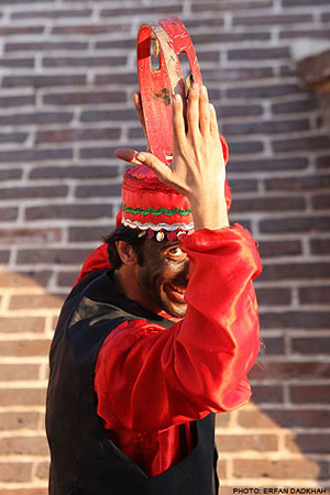 http://s3.picofile.com/file/7687124301/qara_kusa.jpg