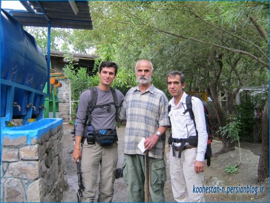 از راست: محمد صالحی، آقا فرامرز (مدیریت کافه دارآباد)، نیما اسماعیلی