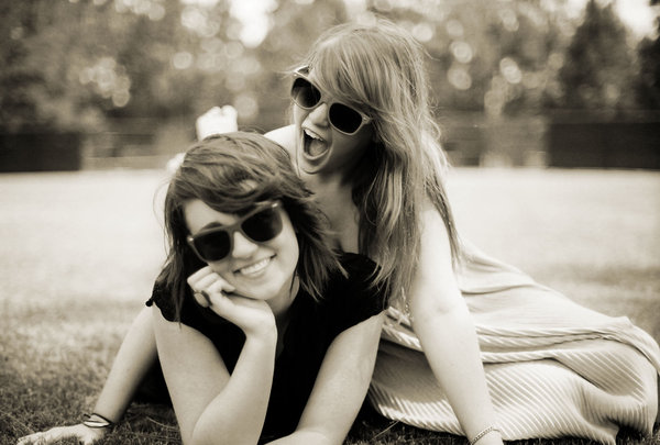 http://s3.picofile.com/file/7851775264/Best_Friends_8_.jpg