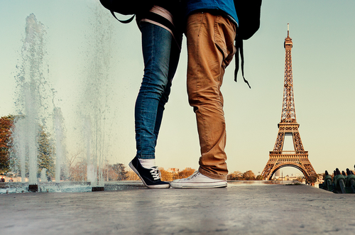 http://s3.picofile.com/file/7927980963/couple_eiffel_tower_kiss_love_igalery_blogfa.png