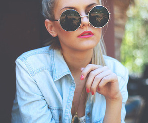 http://s3.picofile.com/file/7934503545/girl8.jpg