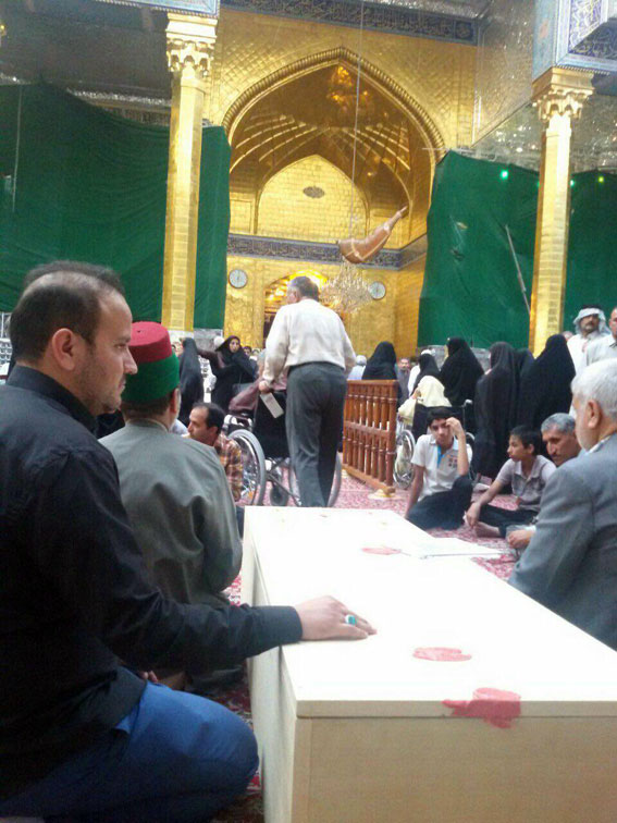 اقامه نماز برای مرحوم حاج حسن عهدی از اعضای فعال صندوق مستمندان تبریز  در کربلا