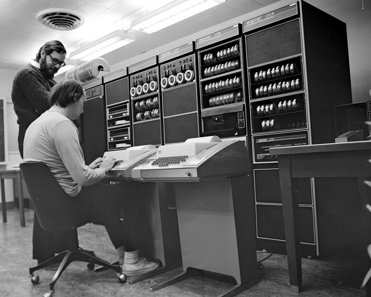 http://s3.picofile.com/file/8190269384/Ken_Thompson_sitting_and_Dennis_Ritchie_at_PDP_11.jpg
