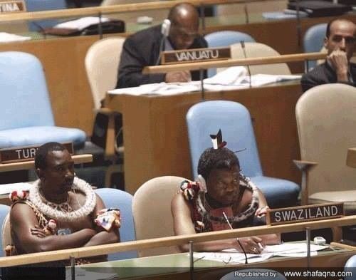 تصویری جذاب از حضور نمایندگان سوازیلند در سازمان ملل با لباس سنتی