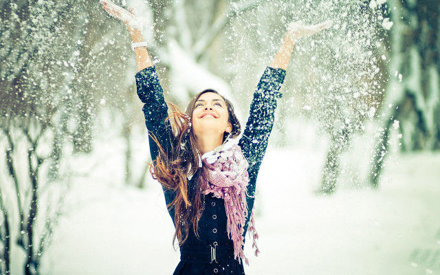 http://s3.picofile.com/file/8196624692/Girl_In_Snow_640x400_royayekhis_ir.jpg