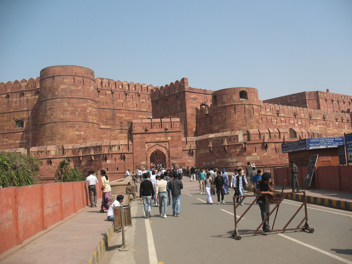 http://s3.picofile.com/file/8197378042/6119830_Entrance_to_the_fort_Agra.jpg