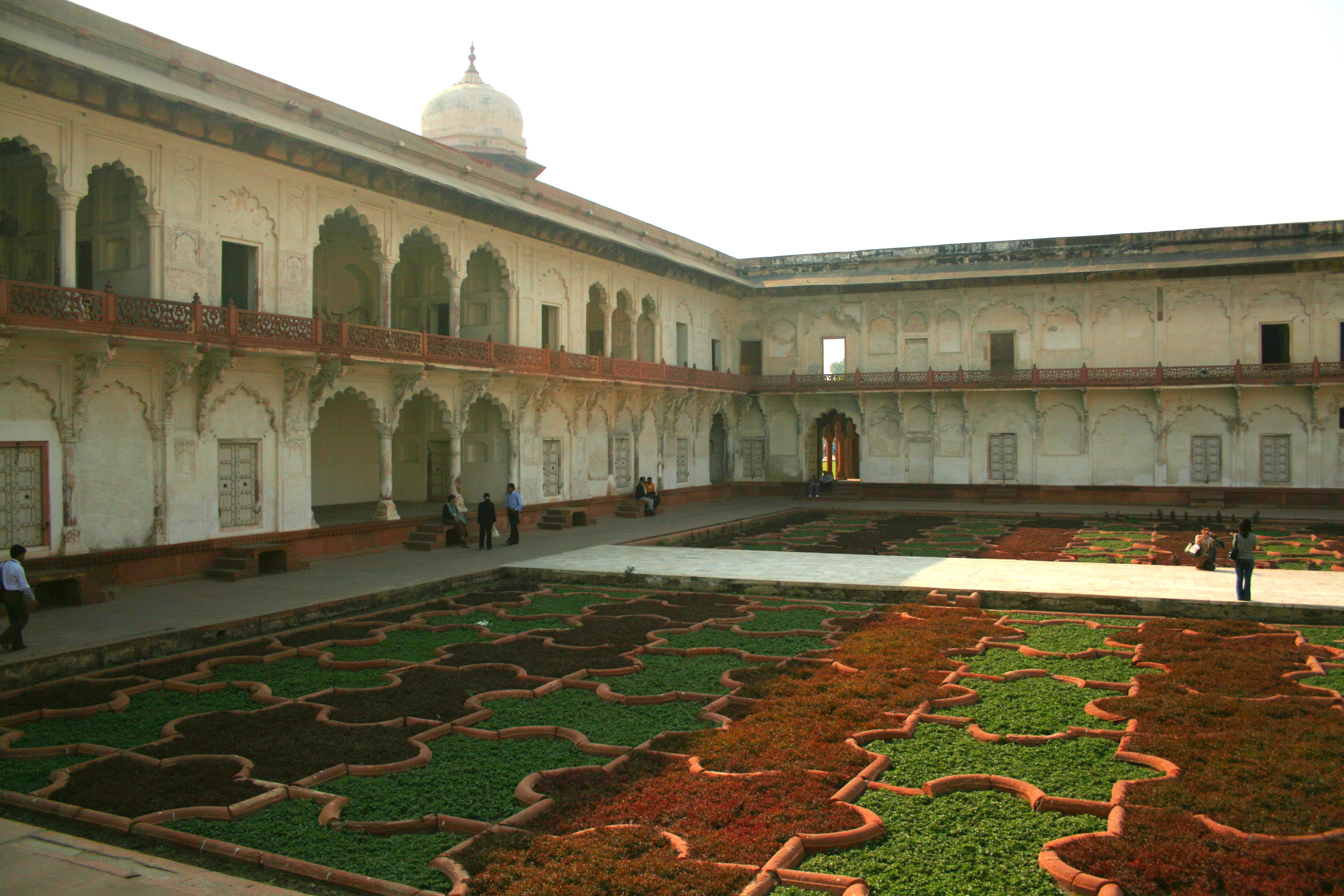 http://s3.picofile.com/file/8197387542/Red_Fort_Agra_India541609.JPG
