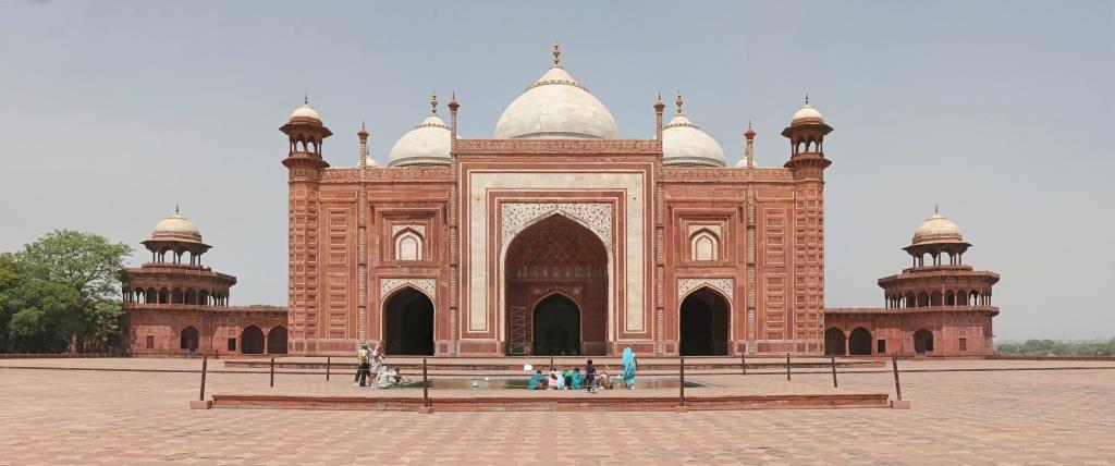 http://s3.picofile.com/file/8198962934/Taj_Mahal_Mosque_Agra.jpg