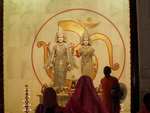 http://s3.picofile.com/file/8199029342/Lord_Vishnu_and_Lakshmi_in_the_Birla_Temple_Jaipur.jpg