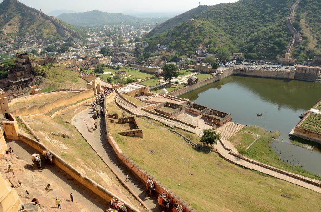 http://s3.picofile.com/file/8199612950/05_Jaipur_You_Can_Ride_An_Elephant_Up_To_Amber_Fort_With_Amber_Village_And_Lake_Maotha.jpg