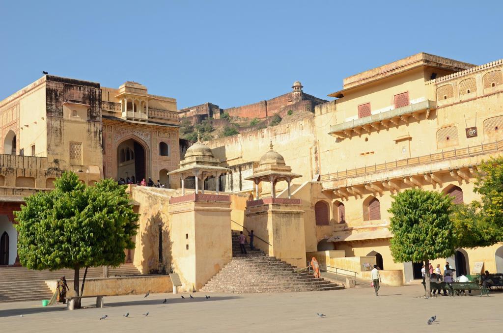 http://s3.picofile.com/file/8199613134/09_Jaipur_Amber_Fort_Looking_Up_To_Singh_Pol_Lions_Gate.jpg